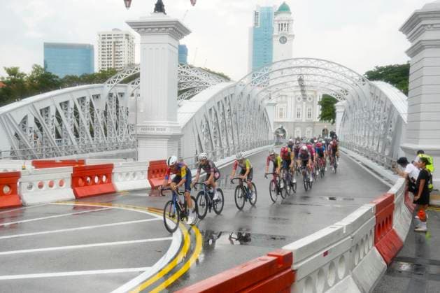 2nd November 2025, Marina Bay Circuit, Marina Bay, Singapore; Tour de France EFGH Singapore Criterium 2025 Cycling; The Peloton crosses the Anderson Bridge  StevexFlynn