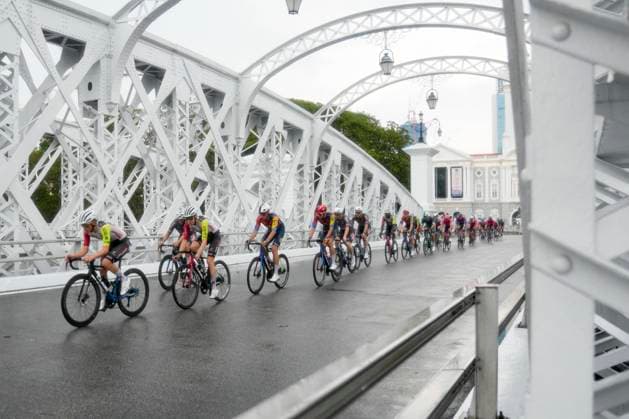 2nd November 2025, Marina Bay Circuit, Marina Bay, Singapore; Tour de France EFGH Singapore Criterium 2025 Cycling; The Peloton crosses the Anderson Bridge  StevexFlynn