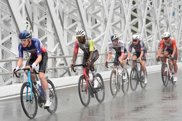 2nd November 2025, Marina Bay Circuit, Marina Bay, Singapore; Tour de France EFGH Singapore Criterium 2025 Cycling; The Pelaton pass the Victoria Theatre as they cross the Anderson Bridge  StevexFlynn