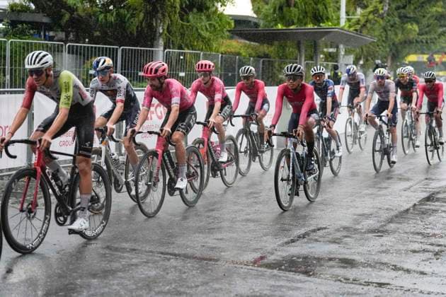 2nd November 2025, Marina Bay Circuit, Marina Bay, Singapore; Tour de France EFGH Singapore Criterium 2025 Cycling; The Pelaton pass through Esplanade Park in the pouring rain  StevexFlynn