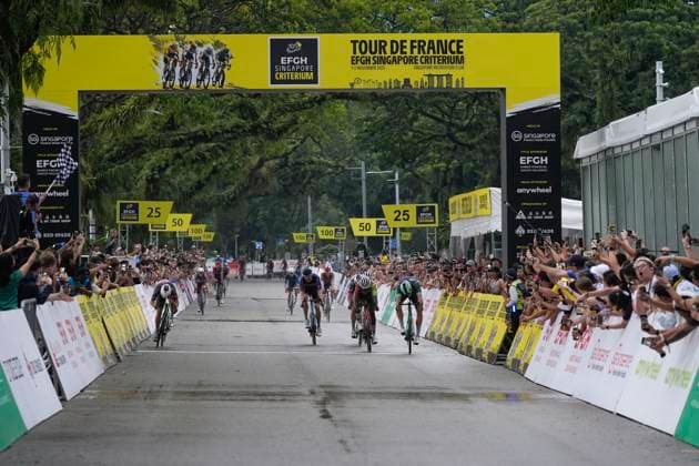 2nd November 2025, Marina Bay Circuit, Marina Bay, Singapore; Tour de France EFGH Singapore Criterium 2025 Cycling; Jonathan Milan of Team Lidl Trek crosses the finish line ahead of Jasper Philipsen of Team Alpecin Deceunick, Biniam Girmay of Team Intermarche Wanty  StevexFlynn