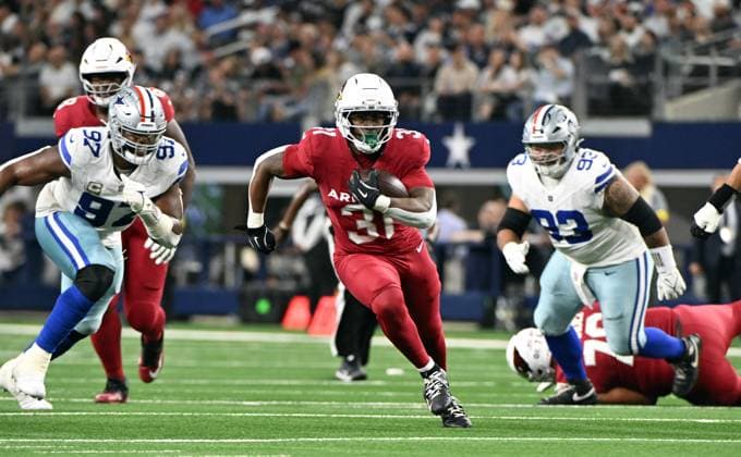 Arizona Cardinals Emari Demercado runs agiant the Dallas Cowboys during the first half at AT&T Stadium in Arlington, Texas on Monday, November 3, 2025.  ARL2025110302 IANxHALPERIN