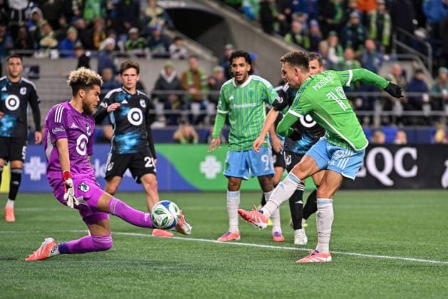 November 03, 2025: Seattle Sounders Midfielder Obed. Varga (18) shoots in a goal to make the score 3-0 Seattle during the MLS, Fussball Herren, USA Cup first round playoff match between the Seattle Sounders and Minnesota United in Seattle WA CSM Seattle United States - ZUMAc04_ 20251103_zma_c04_284 Copyright: xStevexFaberx