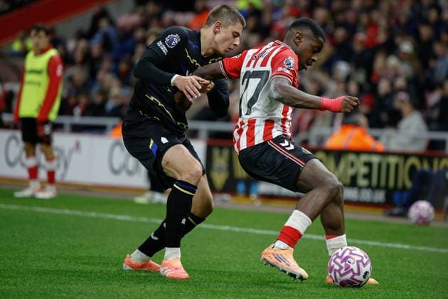 3rd November 2025; Stadium of Light, Sunderland, England; Premier League Football, Sunderland versus Everton; Noah Sadiki of Sunderland holds off Vitaliy Mykolenko of Everton  CraigxCowan