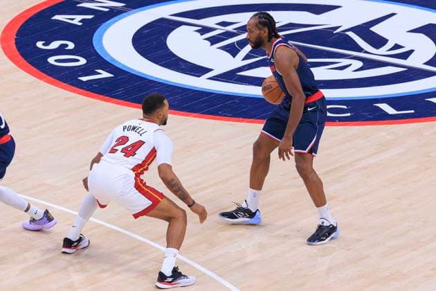 November 3, 2025, Los Angeles, California, USA: Kawhi Leonard 2 of the Los Angeles Clippers is guarded by Norman Powell 24 of the Miami Heat during their 2025 NBA, Basketball Herren, USA regular season game on Monday November 3, 2025 at Intuit Dome Arena in Inglewood, California. Clippers lose to Heat, 119-120. JAVIER ROJAS PI Los Angeles USA - ZUMAp124 20251103_zaa_p124_056 Copyright: xJavierxRojasx
