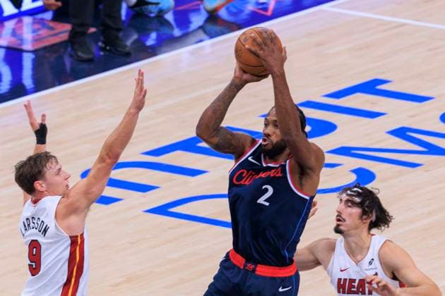 November 3, 2025, Los Angeles, California, USA: Kawhi Leonard 2 of the Los Angeles Clippers puts up a shot over Pelle Larsson 9 of the Miami Heat during their 2025 NBA, Basketball Herren, USA regular season on Monday November 3, 2025 at Intuit Dome Arena in Inglewood, California. Clippers lose to Heat, 119-120. JAVIER ROJAS PI Los Angeles USA - ZUMAp124 20251103_zaa_p124_059 Copyright: xJavierxRojasx
