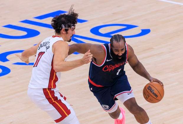 November 3, 2025, Los Angeles, California, USA: Jaime Jaquez Jr. 11 of the Miami Heat defends against James Harden 1 of the Los Angeles Clippers during their 2025 NBA, Basketball Herren, USA regular season game on Monday November 3, 2025 at Intuit Dome Arena in Inglewood, California. Clippers lose to Heat, 119-120. JAVIER ROJAS PI Los Angeles USA - ZUMAp124 20251103_zaa_p124_061 Copyright: xJavierxRojasx