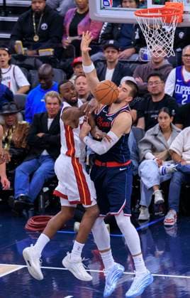 November 3, 2025, Los Angeles, California, USA: Andrew Wiggins 22 of the Miami Heat passes away from Ivica Zubac 40 of the Los Angeles Clippers during their 2025 NBA, Basketball Herren, USA regular season game on Monday November 3, 2025 at Intuit Dome Arena in Inglewood, California. Clippers lose to Heat, 119-120. JAVIER ROJAS PI Los Angeles USA - ZUMAp124 20251103_zaa_p124_071 Copyright: xJavierxRojasx
