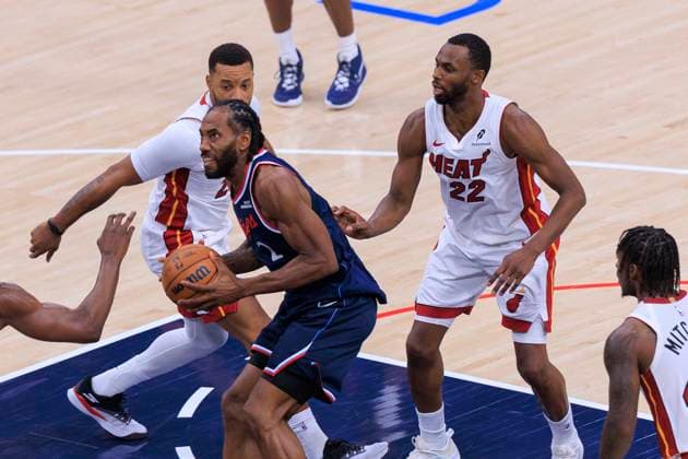 November 3, 2025, Los Angeles, California, USA: Kawhi Leonard 2 of the Los Angeles Clippers go up for a shot past Norman Powell 24 and Andrew Wiggins 22 of the Miami Heat during their 2025 NBA, Basketball Herren, USA regular season game on Monday November 3, 2025 at Intuit Dome Arena in Inglewood, California. Clippers lose to Heat, 119-120. JAVIER ROJAS PI Los Angeles USA - ZUMAp124 20251103_zaa_p124_074 Copyright: xJavierxRojasx