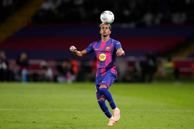 FC Barcelona, Barca v Elche CF - LaLiga EA Sports Lamine Yamal right winger of Barcelona and Spain controls the ball during the La Liga EA Sports match between FC Barcelona and Elche CF at Estadi Olimpic Lluis Companys on November 2, 2025 in Barcelona, Spain. Barcelona Spain  Copyright: xJosexBretonx originalFilename:bretonhernandez-fcbarcel251102_nphu9.jpg