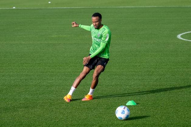 04 11 2025, Soccer 1 Bundesliga, Season 2025 2026, public training, Borussia Moenchengladbach at the training ground at Borussia Park Nathan Ngoumou Borussia Moenchengladbach, 19 in individual training Photo Kirchner Media Thomas Haesler Copyright: xKirchner-Media ThomasxHaeslerx