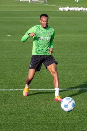 04 11 2025, Soccer 1 Bundesliga, Season 2025 2026, public training, Borussia Moenchengladbach at the training ground at Borussia Park Nathan Ngoumou Borussia Moenchengladbach, 19 in individual training Photo Kirchner Media Thomas Haesler Copyright: xKirchner-Media ThomasxHaeslerx