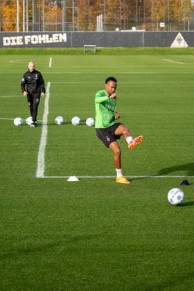 04 11 2025, Soccer 1 Bundesliga, Season 2025 2026, public training, Borussia Moenchengladbach at the training ground at Borussia Park Nathan Ngoumou Borussia Moenchengladbach, 19 with Philipp Schmidt Borussia Moenchengladbach, athletic trainer in individual training Photo Kirchner Media Thomas Haesler Copyright: xKirchner-Media ThomasxHaeslerx