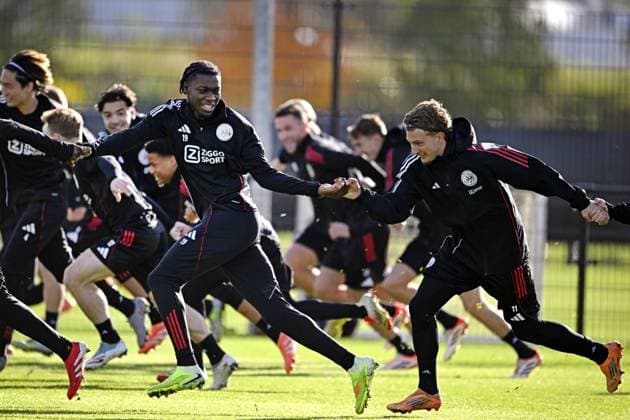 AMSTERDAM - Ajax s Don-Angelo Konadu and Mika Godts during the MD-1 training session prior to the Champions League match against Galatasaray at the De Toekomst sports complex on November 4, 2025, in Amsterdam, Netherlands. ANP OLAF KRAAK UEFA Champions League 2025-2026 xVIxANPxSportx xxANPxIVx 541191717 originalFilename: 541191717.jpg