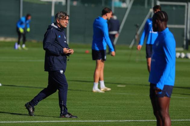 November 4, 2025, Zingonia, Lombardia: Atalanta s coach Ivan Juric during a training session on the eve of the UEFA Champions League soccer match between Atalanta BC and Olympique de Marseille at Bortolotti Training Center in Zingonia, Italy, 4 Novembrer 2025. .ANSA MICHELE MARAVIGLIA. Calcio: Champions League; O. Marseille-Atalanta  - ZUMAa110 20251104_zaf_a110_007 Copyright: xAnsa MichelexMaravigliax
