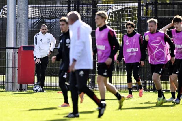 AMSTERDAM - Ajax coach Johnny Heitinga during the MD-1 training session prior to the Champions League match against Galatasaray at the De Toekomst sports complex on November 4, 2025, in Amsterdam, Netherlands. ANP OLAF KRAAK UEFA Champions League 2025-2026 xVIxANPxSportx xxANPxIVx 541192545 originalFilename: 541192545.jpg