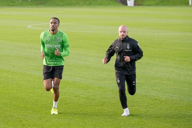 04 11 2025, Soccer 1 Bundesliga, Season 2025 2026, public training, Borussia Moenchengladbach at the training ground at Borussia Park Nathan Ngoumou Borussia Moenchengladbach, 19 in individual training with Philipp Schmidt Borussia Moenchengladbach, athletics trainer Foto Kirchner Media Thomas Haesler Copyright: xKirchner-Media ThomasxHaeslerx