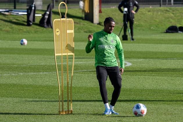 04 11 2025, Soccer 1 Bundesliga, Season 2025 2026, public training, Borussia Moenchengladbach at the training ground at Borussia Park Charles Herrmann Borussia Moenchengladbach, 34 during passing exercises Photo Kirchner Media Thomas Haesler Copyright: xKirchner-Media ThomasxHaeslerx