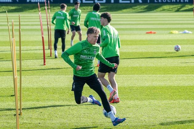 04 11 2025, Soccer 1 Bundesliga, Season 2025 2026, public training, Borussia Moenchengladbach at the training ground at Borussia Park Robin Hack Borussia Moenchengladbach, 25 during passport exercises Photo Kirchner Media Thomas Haesler Copyright: xKirchner-Media ThomasxHaeslerx