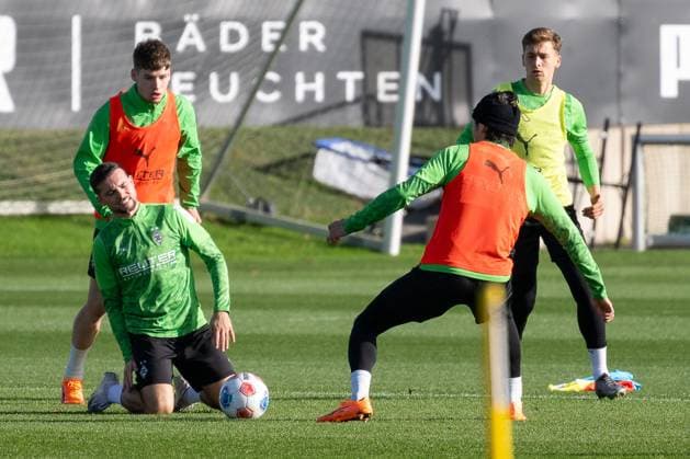 04 11 2025, Soccer 1 Bundesliga, Season 2025 2026, public training, Borussia Moenchengladbach at the training ground at Borussia Park duel between Lukas Ullrich Borussia Moenchengladbach, 26 and Kevin Stoeger Borussia Moenchengladbach, 07 In front of Shuto Machino Borussia Moenchengladbach, 18 Photo Kirchner Media Thomas Haesler Copyright: xKirchner-Media ThomasxHaeslerx