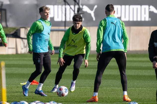 04 11 2025, Soccer 1 Bundesliga, Season 2025 2026, public training, Borussia Moenchengladbach at the training ground at Borussia Park duel between Robin Hack Borussia Moenchengladbach, 25 and Giovanni Reyna Borussia Moenchengladbach, 13 Photo Kirchner Media Thomas Haesler Copyright: xKirchner-Media ThomasxHaeslerx
