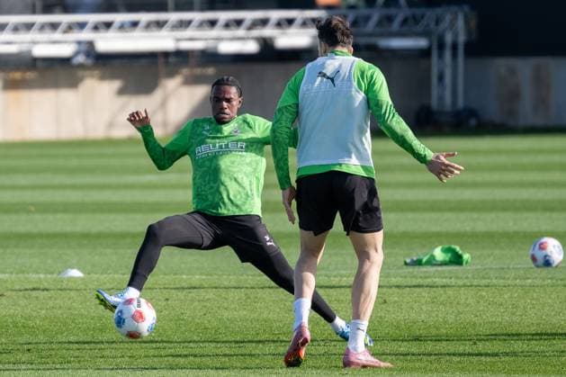04 11 2025, Soccer 1 Bundesliga, Season 2025 2026, public training, Borussia Moenchengladbach at the training ground at Borussia Park duel between Charles Herrmann Borussia Moenchengladbach, 34 and Haris Tabakovic Borussia Moenchengladbach, 15 Photo Kirchner Media Thomas Haesler Copyright: xKirchner-Media ThomasxHaeslerx