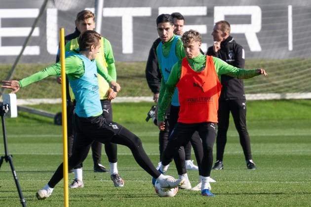04 11 2025, Soccer 1 Bundesliga, Season 2025 2026, public training, Borussia Moenchengladbach at the training ground at Borussia Park duel between Florian Neuhaus Borussia Moenchengladbach, 10 and Robin Hack Borussia Moenchengladbach, 25 Photo Kirchner Media Thomas Haesler Copyright: xKirchner-Media ThomasxHaeslerx