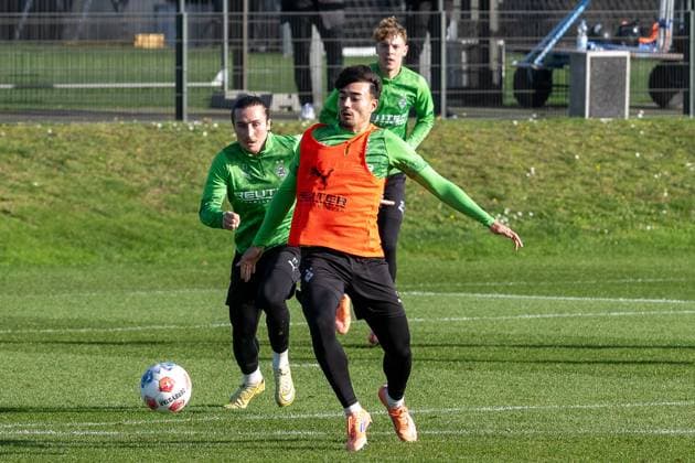 04 11 2025, Soccer 1 Bundesliga, Season 2025 2026, public training, Borussia Moenchengladbach at the training ground at Borussia Park duel between Rocco Reitz Borussia Monechengladbach, 27 and Jens Castrop Borussia Moenchengladbach, 17 Photo Kirchner Media Thomas Haesler Copyright: xKirchner-Media ThomasxHaeslerx