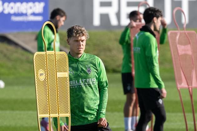 04 11 2025, Soccer 1 Bundesliga, Season 2025 2026, public training, Borussia Moenchengladbach at the training ground at Borussia Park Robin Hack Borussia Moenchengladbach, 25 istr back in team training Photo Kirchner Media Thomas Haesler Copyright: xKirchner-Media ThomasxHaeslerx