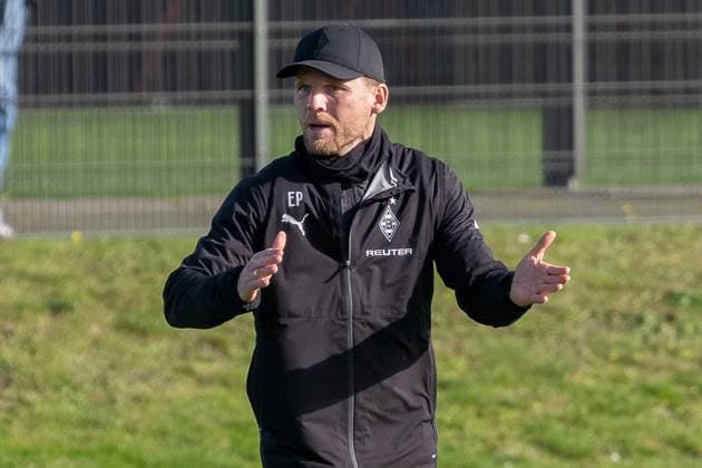04 11 2025, Soccer 1 Bundesliga, Season 2025 2026, public training, Borussia Moenchengladbach at the training ground at Borussia Park Eugen Polanski Borussia Moenchengladbach, coach demands more commitment Photo Kirchner Media Thomas Haesler Copyright: xKirchner-Media ThomasxHaeslerx