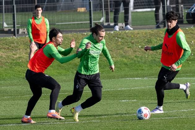 04 11 2025, Soccer 1 Bundesliga, Season 2025 2026, public training, Borussia Moenchengladbach at the training ground at Borussia Park duel between Jens Castrop Borussia Moenchengladbach, 17 and Rocco Reitz Borussia Monechengladbach, 27 Besides Giovanni Reyna Borussia Moenchengladbach, 13 Photo Kirchner Media Thomas Haesler Copyright: xKirchner-Media ThomasxHaeslerx