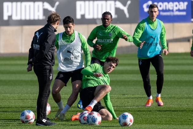 04 11 2025, Soccer 1 Bundesliga, Season 2025 2026, public training, Borussia Moenchengladbach at the training ground at Borussia Park duel between Grant Leon Ranos Borussia Moenchengladbach, 28 and Philipp Sander Borussia Moenchengladbach, 16 Behind them Charles Herrmann Borussia Moenchengladbach, 34 and Yannik Engelhardt Borussia Moenchengladbach, 06 Photo Kirchner Media Thomas Haesler Copyright: xKirchner-Media ThomasxHaeslerx