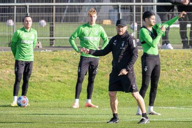 04 11 2025, Soccer 1 Bundesliga, Season 2025 2026, public training, Borussia Moenchengladbach on the training ground at Borussia Park Eugen Polanski Borussia Moenchengladbach, coach explains the course of the exercise Behind him Rocco Reitz Borussia Monechengladbach, 27 , Niklas Swider Borussia Moenchengladbach, 39 and Kevin Diks Borussia Moenchengladbach, 04 Photo Kirchner Media Thomas Haesler Copyright: xKirchner-Media ThomasxHaeslerx
