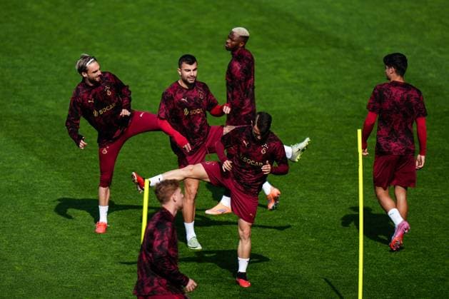 Ahead of Galatasaray and Ajax- UEFA Champions League ISTANBUL, TURKIYE - NOVEMBER 4: Berkan Kutlu (L), Abdulkerim Bardakci (2nd L) and Victor Osimhen (back) of Galatasaray attend training session at Kemerburgaz Metin Oktay Facilities ahead of UEFA Champions League 4th week football match between Galatasaray and Ajax in Istanbul, Turkiye on November 4, 2025. Hakan Akgun Anadolu Istanbul Turkey. Editorial use only. Please get in touch for any other usage.  Copyright: x2025xAnadoluxHakanxAkgunx