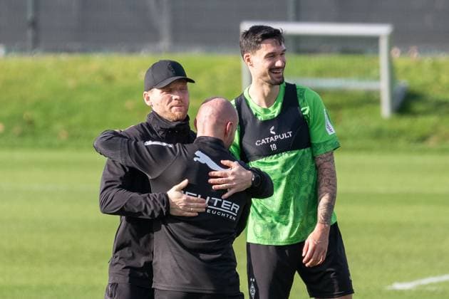 04 11 2025, Soccer 1 Bundesliga, Season 2025 2026, public training, Borussia Moenchengladbach at the training ground at Borussia Park Eugen Polanski Borussia Moenchengladbach, coach welcomes Philipp Schmidt Borussia Moenchengladbach, athletic trainer and Tim Kleindienst Borussia Moenchengladbach, 11 Photo Kirchner Media Thomas Haesler Copyright: xKirchner-Media ThomasxHaeslerx