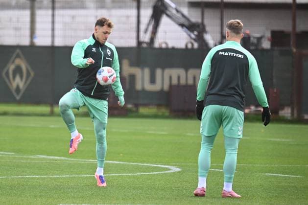 GER, 1 FBL, Werder Bremen Training 04 11 2025, Trainingsgelaende am WESERSTADION Platz 4 5, Bremen, GER, 1 FBL, Werder Bremen Training Senne Lynen Werder Bremen 14 Ballannahme nordphotoxGmbHxx xKokenge nph00001