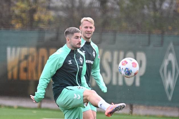 GER, 1 FBL, Werder Bremen Training 04 11 2025, Trainingsgelaende am WESERSTADION Platz 4 5, Bremen, GER, 1 FBL, Werder Bremen Training Romano Schmid Werder Bremen 20 Marco Gruell Grüll Werder Bremen 17 nordphotoxGmbHxx xKokenge nph00001