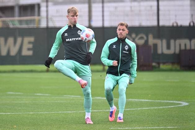 GER, 1 FBL, Werder Bremen Training 04 11 2025, Trainingsgelaende am WESERSTADION Platz 4 5, Bremen, GER, 1 FBL, Werder Bremen Training Keke Topp Topp Werder Bremen 9 Senne Lynen Lynen Werder Bremen 14 nordphotoxGmbHxx xKokenge nph00001