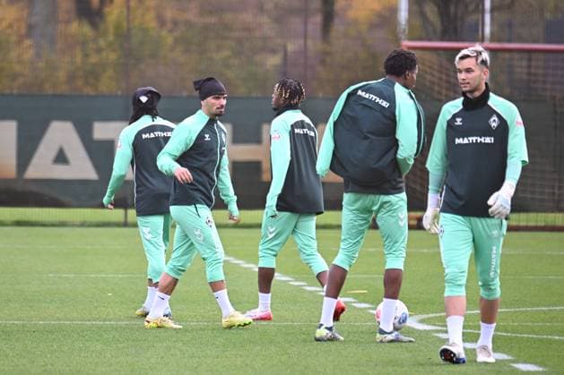 GER, 1 FBL, Werder Bremen Training 04 11 2025, Trainingsgelaende am WESERSTADION Platz 4 5, Bremen, GER, 1 FBL, Werder Bremen Training Mio Backhaus Backhaus Werder Bremen 30 Puertas Cameron Werder Bremen 18 Schmidt Isaac Werder Bremen 23 nordphotoxGmbHxx xKokenge nph00001