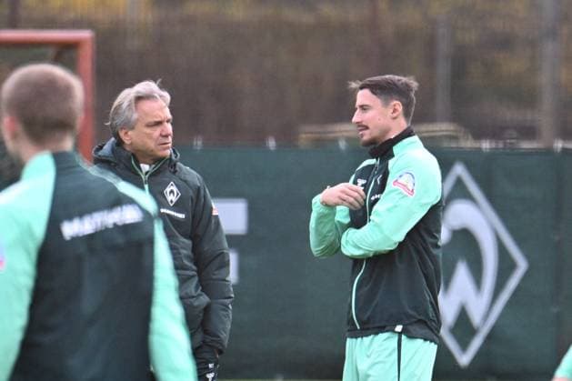 GER, 1 FBL, Werder Bremen Training 04 11 2025, Trainingsgelaende am WESERSTADION Platz 4 5, Bremen, GER, 1 FBL, Werder Bremen Training Ole Werner SV Werder Bremen Trainer Marco Friedl Werder Bremen 32 Kapitaen nordphotoxGmbHxx xKokenge nph00001