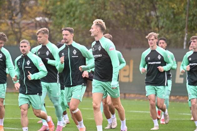 GER, 1 FBL, Werder Bremen Training 04 11 2025, Trainingsgelaende am WESERSTADION Platz 4 5, Bremen, GER, 1 FBL, Werder Bremen Training Romano Schmid Werder Bremen 20 Marco Friedl Werder Bremen 32 Kapitaen Amos Pieper Werder Bremen 05 Jens Stage Werder Bremen 06 Laufeinheit Fitness aufwaermprogramm, nordphotoxGmbHxx xKokenge nph00001