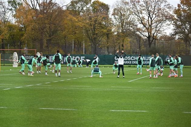 GER, 1 FBL, Werder Bremen Training 04 11 2025, Trainingsgelaende am WESERSTADION Platz 4 5, Bremen, GER, 1 FBL, Werder Bremen Training Romano Schmid Werder Bremen 20 Marco Friedl Werder Bremen 32 Kapitaen Amos Pieper Werder Bremen 05 Jens Stage Werder Bremen 06 Laufeinheit Fitness aufwaermprogramm, nordphotoxGmbHxx xKokenge nph00001