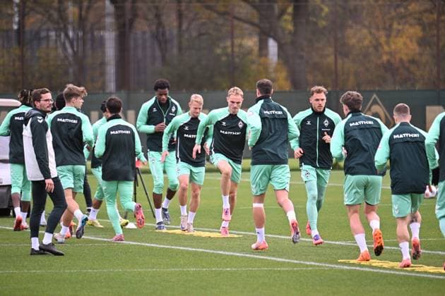 GER, 1 FBL, Werder Bremen Training 04 11 2025, Trainingsgelaende am WESERSTADION Platz 4 5, Bremen, GER, 1 FBL, Werder Bremen Training Senne Lynen Werder Bremen 14 Amos Pieper Werder Bremen 05 Marco Gruell Grüll Werder Bremen 17 Skelly Alvero Werder Bremen 28 nordphotoxGmbHxx xKokenge nph00001