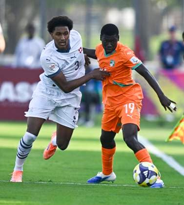 Cote d Ivoire v Switzerland: Group F - FIFA U-17 World Cup Qatar 2025 Mamba Olivier (L) of Switzerland and Touali Tape of Cote d Ivoire in action during the FIFA U-17 World Cup Qatar 2025 Group F match between Cote d Ivoire and Switzerland in Doha, Qatar, on November 4, 2025 DOHA Qatar Copyright: xNOUSHADx