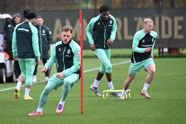 GER, 1 FBL, Werder Bremen Training 04 11 2025, Trainingsgelaende am WESERSTADION Platz 4 5, Bremen, GER, 1 FBL, Werder Bremen Training Senne Lynen Werder Bremen 14 Skelly Alvero Werder Bremen 28 Marco Gruell Grüll Werder Bremen 17 nordphotoxGmbHxx xKokenge nph00001