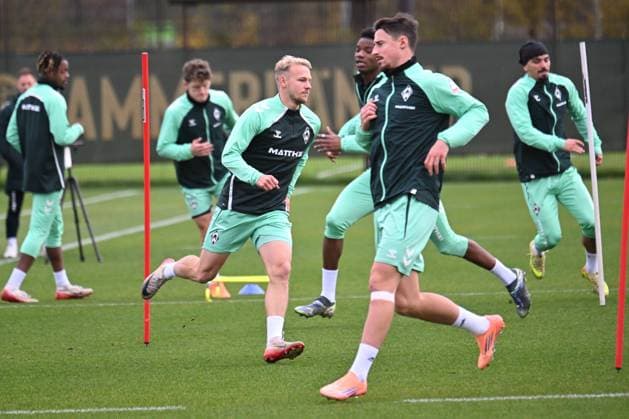 GER, 1 FBL, Werder Bremen Training 04 11 2025, Trainingsgelaende am WESERSTADION Platz 4 5, Bremen, GER, 1 FBL, Werder Bremen Training Marco Gruell Grüll Werder Bremen 17 Marco Friedl Werder Bremen 32 Kapitaen Puertas Cameron Werder Bremen 18 Skelly Alvero Werder Bremen 28 Jens Stage Werder Bremen 06 nordphotoxGmbHxx xKokenge nph00001