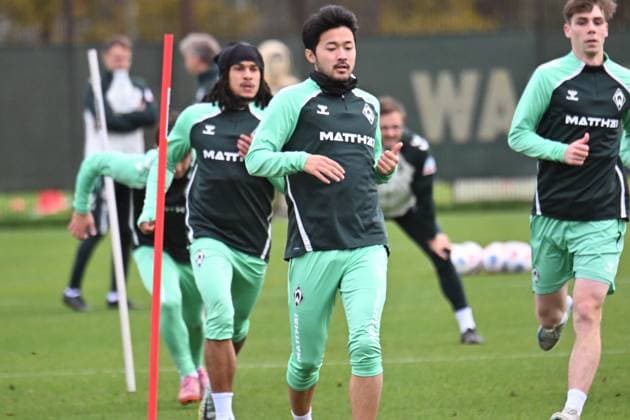GER, 1 FBL, Werder Bremen Training 04 11 2025, Trainingsgelaende am WESERSTADION Platz 4 5, Bremen, GER, 1 FBL, Werder Bremen Training Sugawara Yukinari Werder Bremen 03 Mbangula Samuel SV Werder Bremen 07 nordphotoxGmbHxx xKokenge nph00001