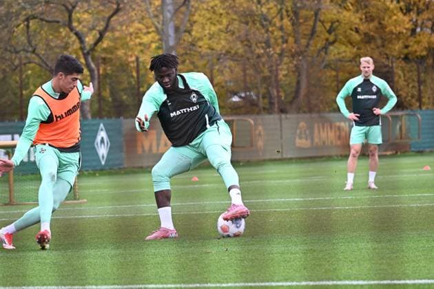 GER, 1 FBL, Werder Bremen Training 04 11 2025, Trainingsgelaende am WESERSTADION Platz 4 5, Bremen, GER, 1 FBL, Werder Bremen Training Boniface Victor Werder Bremen U23 Julian Malatini WerderË½Bremen 22 nordphotoxGmbHxx xKokenge nph00001