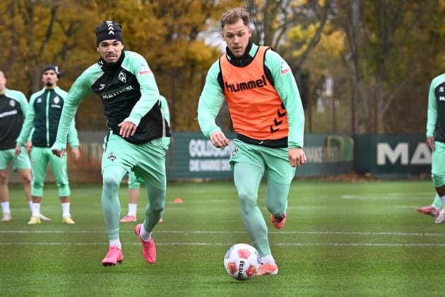 GER, 1 FBL, Werder Bremen Training 04 11 2025, Trainingsgelaende am WESERSTADION Platz 4 5, Bremen, GER, 1 FBL, Werder Bremen Training Senne Lynen Werder Bremen 14 Justin Njinmah SV Werder Bremen 11 nordphotoxGmbHxx xKokenge nph00001