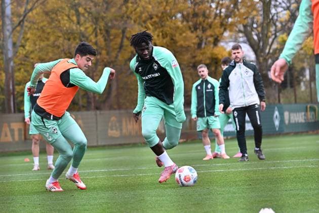 GER, 1 FBL, Werder Bremen Training 04 11 2025, Trainingsgelaende am WESERSTADION Platz 4 5, Bremen, GER, 1 FBL, Werder Bremen Training Boniface Victor Werder Bremen U23 Julian Malatini WerderË½Bremen 22 nordphotoxGmbHxx xKokenge nph00001